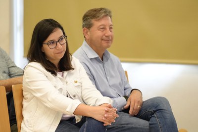 La tinent d'alcalde Jordina Freixanet i el regidor Joan Ramon Castro han assistit a l'acte de signatura de la donació.