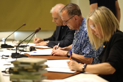 Moment de la signatura de la donació.