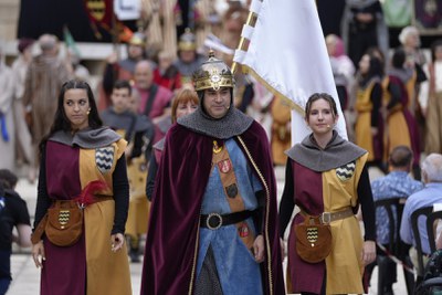 L'ambaixada cristiana entrant als dominis del bàndol moro.