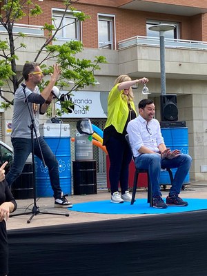 La consellera Violant Cervera amb el delegat territorial del departament, Joan Segura, models d'un altre experiment de Dani Jiménez.