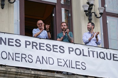 el paer en cap i el regidor de Festes han contemplat la desfilada des del balcó de la Paeria.
