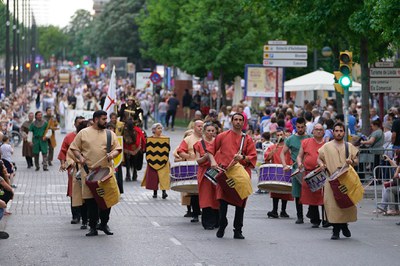 Grups de ball i animació han acompanyat les comparses durant la desfilada.