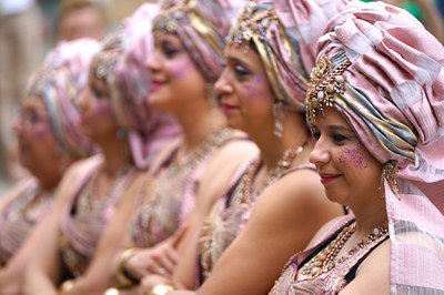 La tinent d'alcalde Jordina Freixanet participant com una festera més en la desfilada.