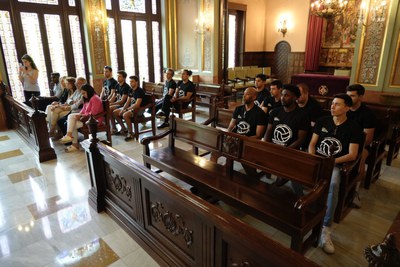 La plantilla del club i diversos membres de la corporació que han assistit a la recepció.