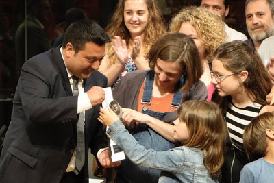El president de la Fecoll entrega el premi Caragol Bover a Carla Simón i la resta de l'equip d'Alcarràs.