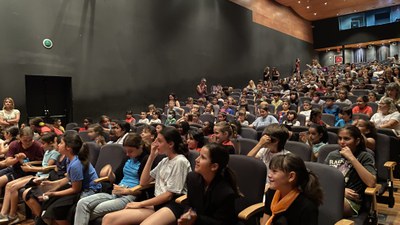 Públic de la inauguració de la 28ª Mostra de Teatre Escolar en el Teatre Municipal de l'Escorxador.