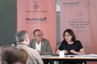 La tinenta d'alcalde Montse Pifarré, regidora del barri, amb el paer en cap, Miquel Pueyo..