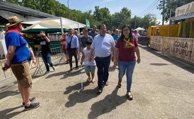 La tinent d'alcalde Freixanet ha acompanyat el conseller Elena en el recorregut pel recinte de l'Aplec.