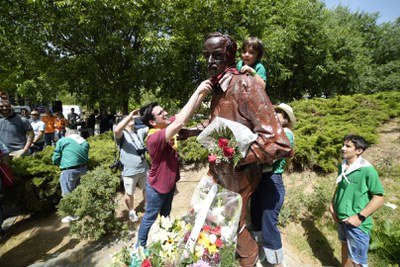 Un besnet de Manolo Calpe col·locant el mocador de coll al seu avantpassat, amb l'ajut del tinent d'alcalde Postius.