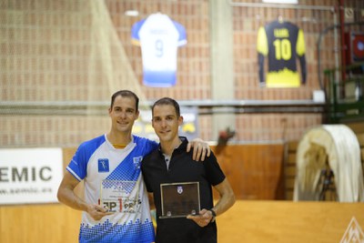 Les samarretes amb el dorsal dels germans Lluís i Andreu Tomàs ja pengen al pavelló Onze de Setembre.