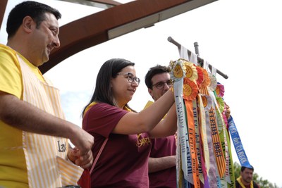 El president de la Fecoll ha participat amb la col·locació d'escarapel·les, juntament amb els tinents d'alcalde.