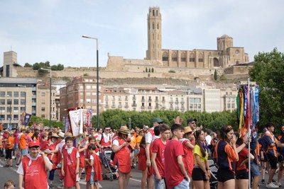 Les dues rues s'han trobat a l'Arc del Pont per creuar plegades el Pont Vell.