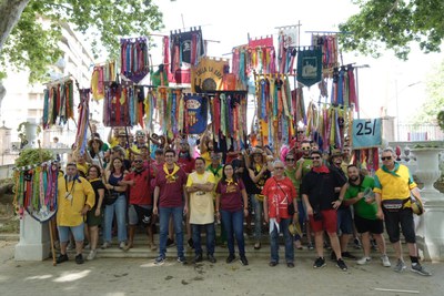 Un cop acabada la col·locació de les escarapel·les, autoritats i penons han fet l'entrada en el recinte de l'Aplec.