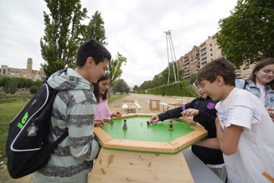 Diversos jocs de les ludoteques han amenitzat la festa dels infants a la canalització..