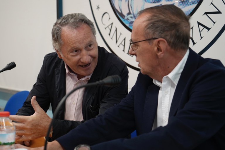 Pueyo conversa amb el president del Sindicat de Regs, Ramon Piqué