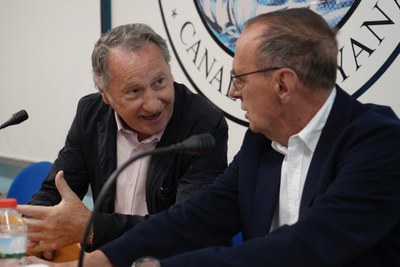 Pueyo conversa amb el president del Sindicat de Regs, Ramon Piqué.