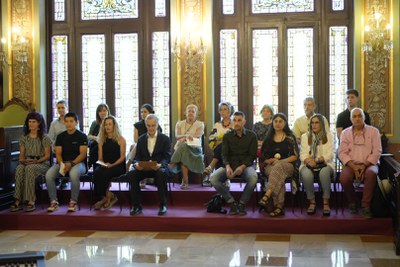 Tots els distingits, ocupant un lloc preferent al Saló de Sessions.