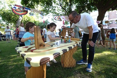 La zona de jocs està situada als Jardins 1r de Maig.