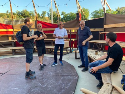 Miquel Pueyo i Jaume Rutllant conversant amb els membres de La Baldufa, abans d'iniciar l'espectacle 'Bye bye, Confetti'.