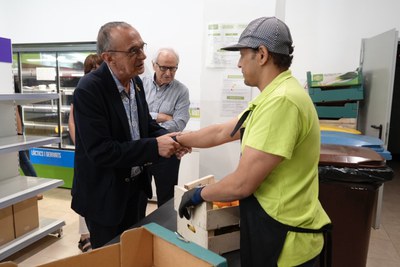 L'alcalde ha saludat els voluntaris que treballen a la botiga.