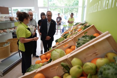 Pueyo ha visitat avui "El Palet", acompanyat del president i la directora del Banc d'Aliments.