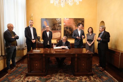 Giró ha signat al Llibre d'Honor.