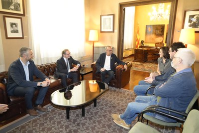 L'alcalde, el conseller i els regidors presents han mantingut una trobada al despatx noble.