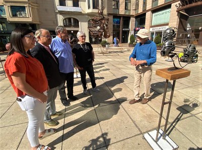 L'artista ha anat explicant la significació de cada obra.