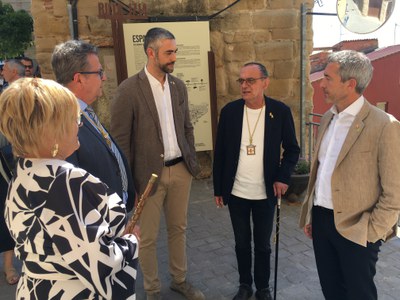 Miquel Pueyo, amb l'alcaldessa d'Almenar, el president de la Diputació, el delegat del Govern i el conseller d'Educació.