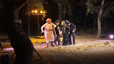 La companyia Inhabitants ha representat l'obra Ludere en l'escenari natural del bosc de la Mitjana.