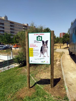 Un dels cartells que s'ha instal·lat en aquest espai.
