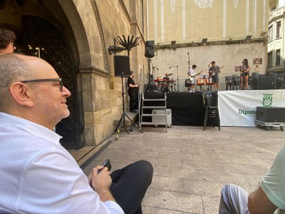 El regidor de Cultura, Jaume Rutllant, durant l'actuació dels alumnes de l'Escola l'Orfeó.