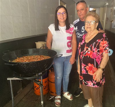 La tinent d'alcalde Freixanet amb la cuinera de la fideuada.