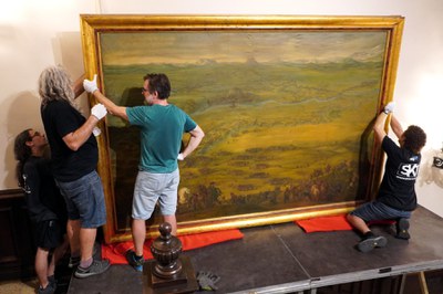 Un moment de les tasques de recol·locació del quadre al seu lloc.