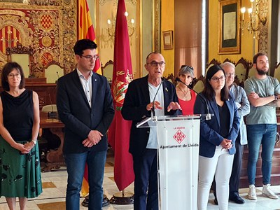 Pueyo, al costat dels tinents d'alcalde de la corporació.