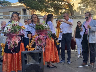 Abans del pregó, les autoritats han imposat les bandes i ofert un ram de flors a les pubilles.