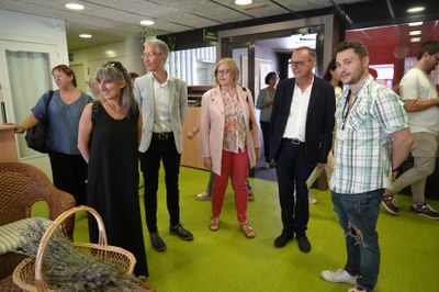 La tinent d'alcalde Sandra Castro i els responsables d'Educació, Claudi Vidal, i Igualtat, Elena Fuses, han acompanyat a Pueyo en les visites.