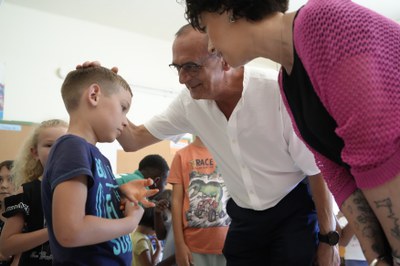 Pueyo saluda un dels nens participants en el casal.