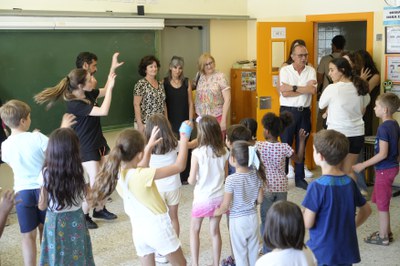Un moment de la visita a l'Estiu de Joc a l'escola Santa Maria de Gardeny.