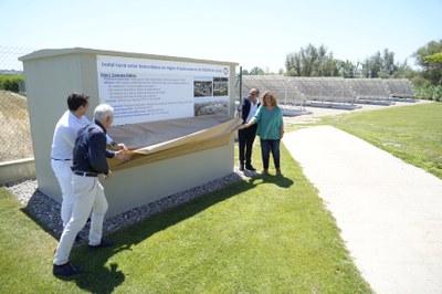 Durant la visita s'ha descobert una placa que resumeix les actuacions que s'han dut a terme.