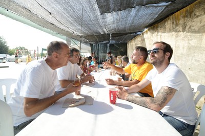L'alcalde Pueyo, amb els regidors David Melé i Ignasi Amor, amb el president de l'AV de la partida, Marc Vives.
