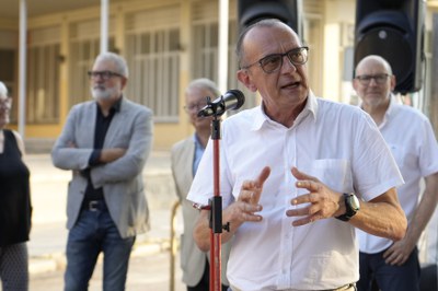 El paer en cap durant la salutació als veïns i veïnes en l'inici de les festes als Blocs Joan Carles.