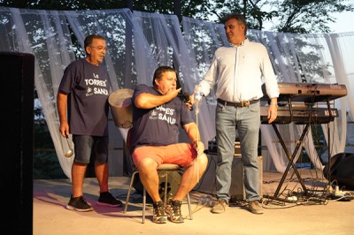 El president de la partida, Joan Queralt, amb els animadors de la festa major.
