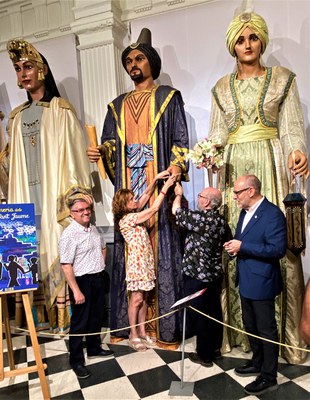 La regidora Antònia Maller ha col·locat el fanal al rei moro.