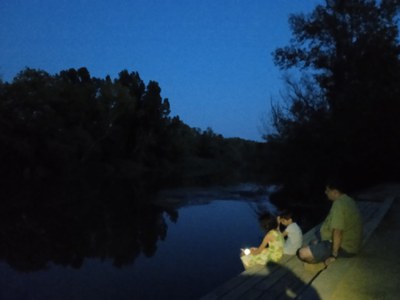 A la nit, els cants dels ocells han estat substituïts pels cants del xot i dels grills, mentre els ratpenats sobrevolaven l’aigua caçant mosquits i i….