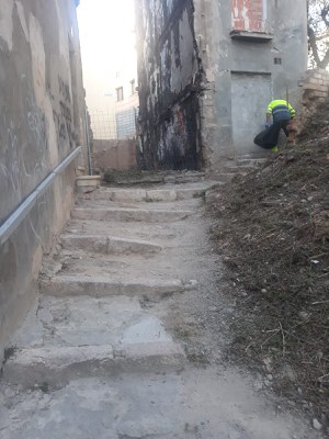 Un operari treballant en la millora del carrer Paer Rufes.