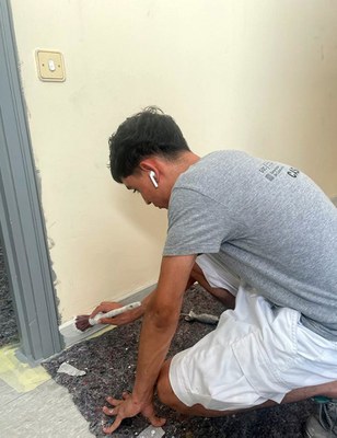 Alumnes treballadors de l’IMO realitzen treballs de pintura al Centre Cívic Democràcia..