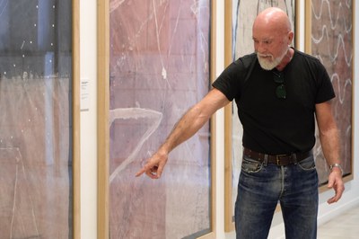 Ferran Garcia Sevilla explicant una de les seves obres.