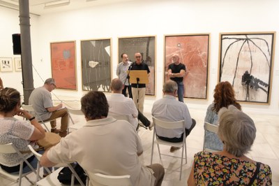 L'alcalde ha estat acompanyat de l'artista i del director del Museu Morera.