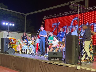 El paer en cap durant la salutació als veïns i veïnes a la pista del Centre Cívic de la Bordeta.